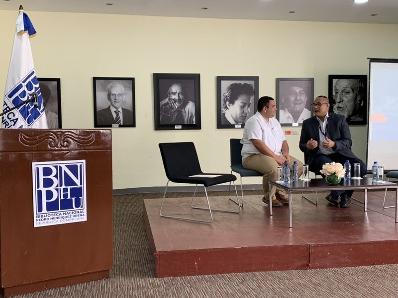 Ricardo Caro Mateo al panel, accanto al moderatore, sul palco della Biblioteca Nacional Pedro Henríquez Ureña