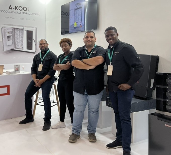 Ricardo Caro Mateo con il suo team presso lo stand di WeCo a Expo Solar Colombia 2024