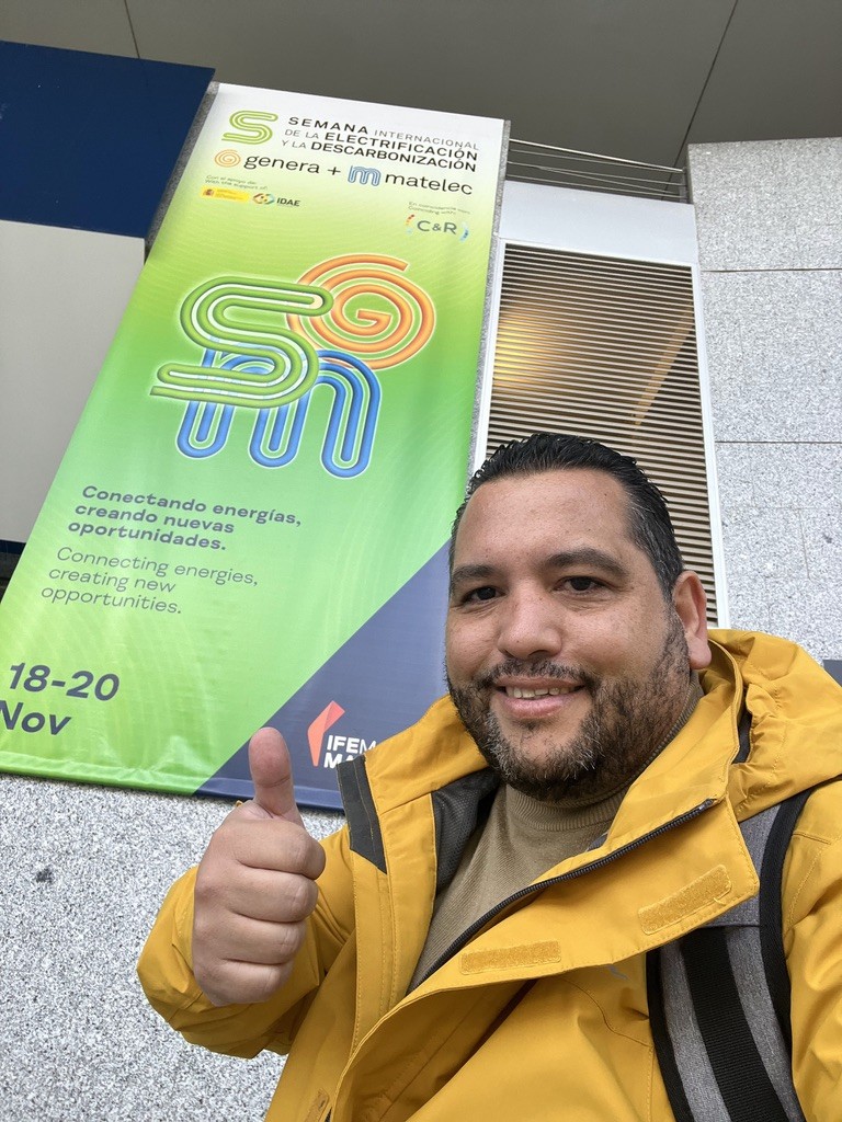 Ricardo Caro Mateo davanti al cartellone ufficiale della Semana Internacional de la Electrificación y la Descarbonización (genera + matelec), all’IFEMA Madrid