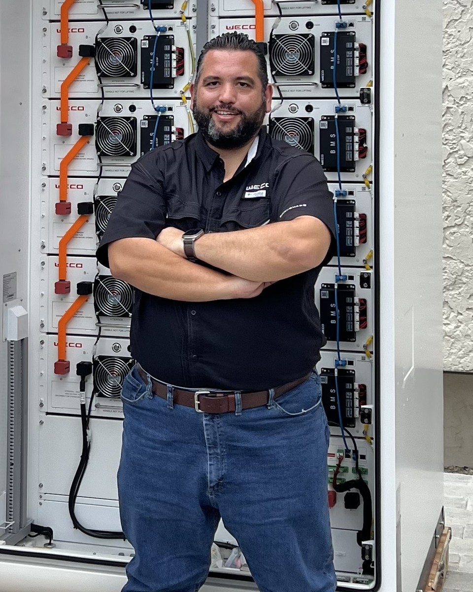 Ricardo Caro Mateo, Direttore Generale di SUSEINCA, accanto a un armadio di batterie WeCo A-Kool 241 in un impianto