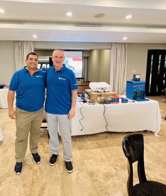 Ricardo Caro Mateo e David López, di Victron Energy, al Victron Day 2022 di Santo Domingo