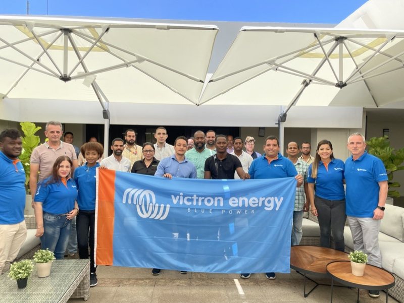 Partecipanti al Victron Day 2022 di Santo Domingo con Ricardo Caro Mateo e David López, di Victron Energy