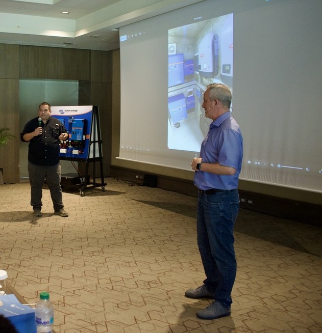 Ricardo Caro Mateo e David López, di Victron Energy, al Victron Day di Santo Domingo