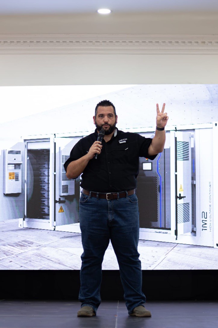 Ricardo Caro Mateo presenta i container BESS 1M2 di WeCo al WECO Experience 2026, a Santo Domingo