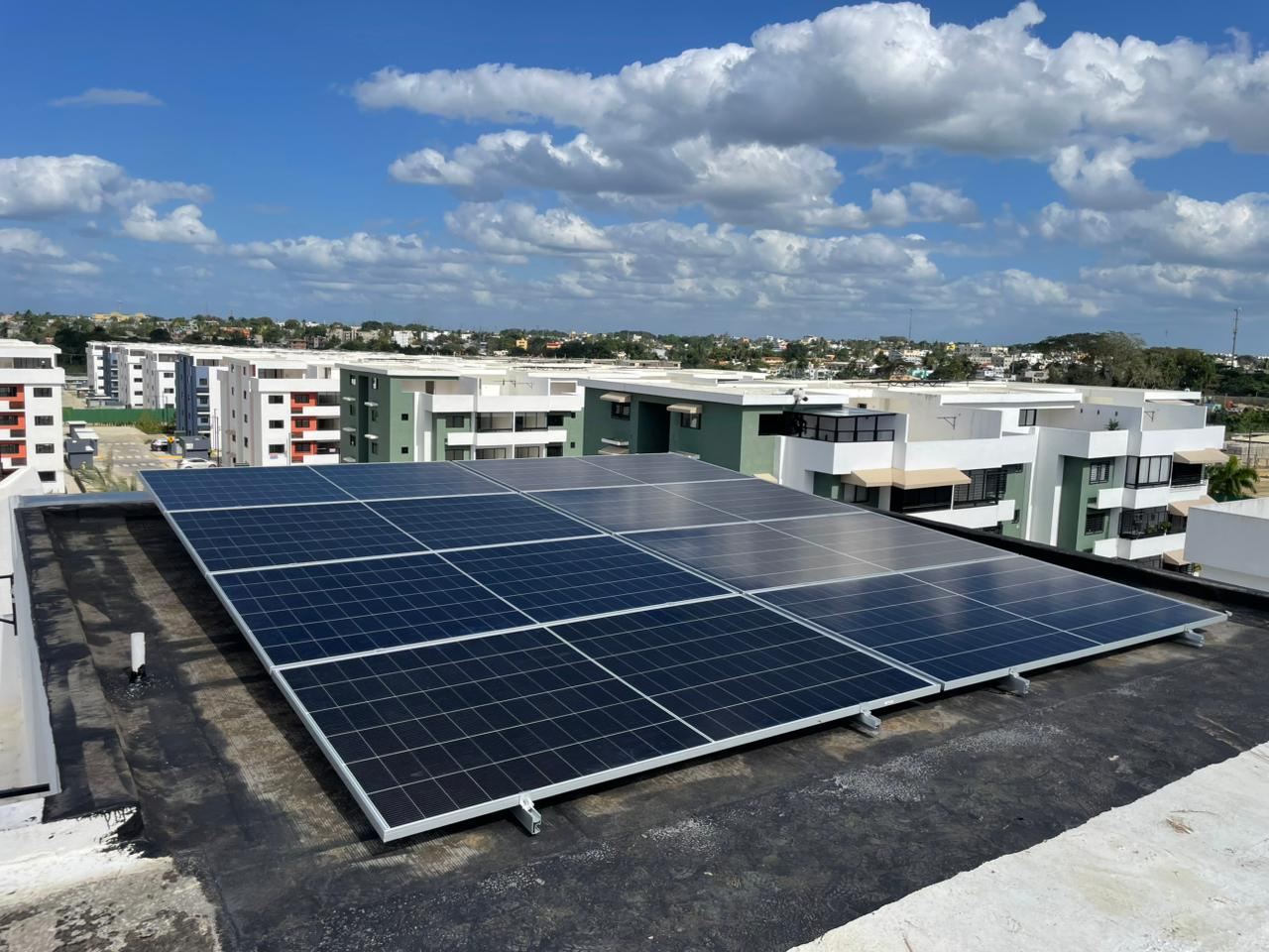Paneles solares sobre la azotea de un edificio de oficinas