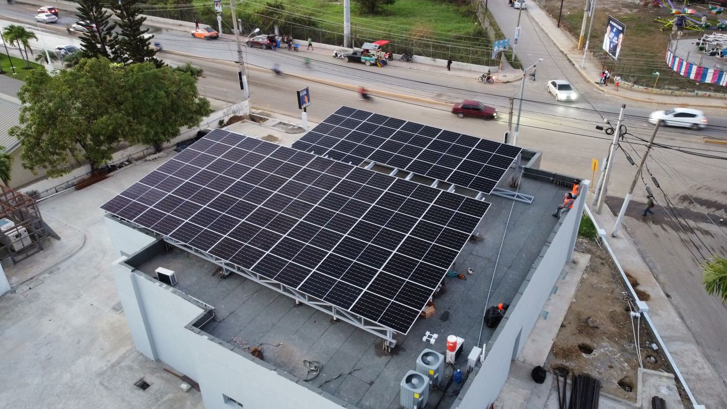 Instalación de paneles solares en la azotea de una sucursal de Banreservas