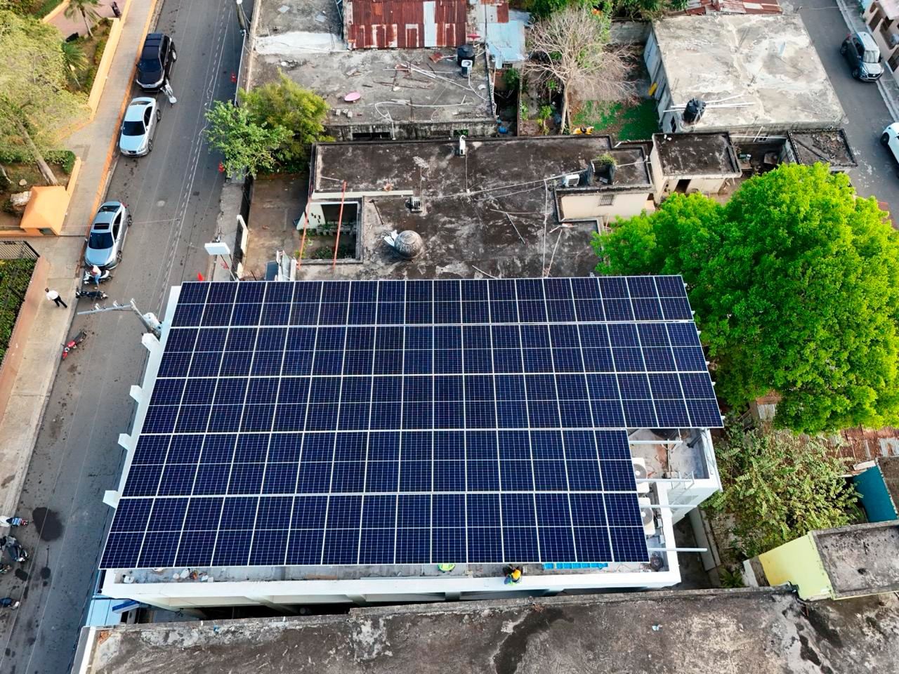 Paneles solares sobre estructura metálica en la azotea de una sucursal de Banreservas