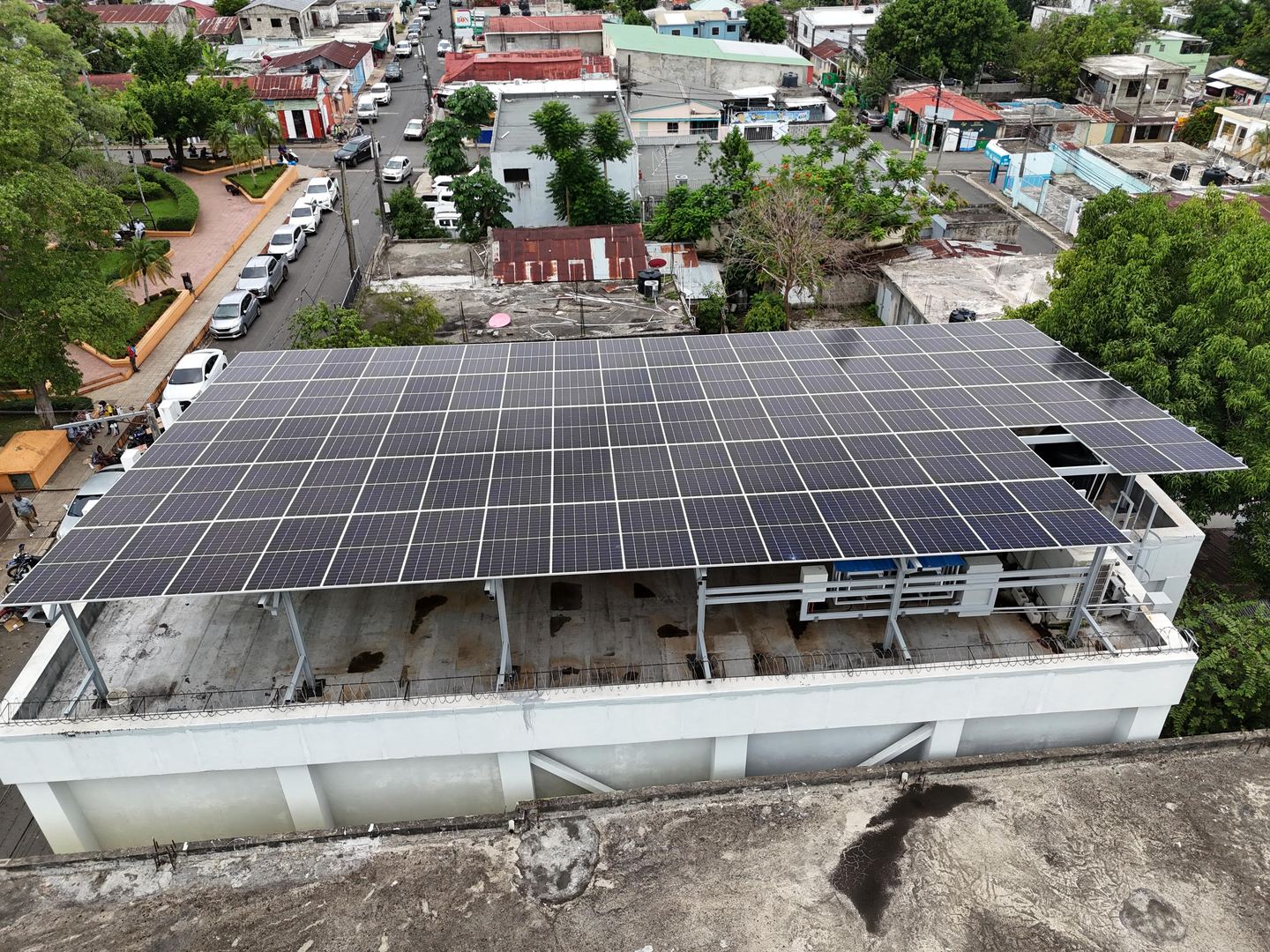 Estructura solar elevada sobre el edificio de una sucursal de Banreservas