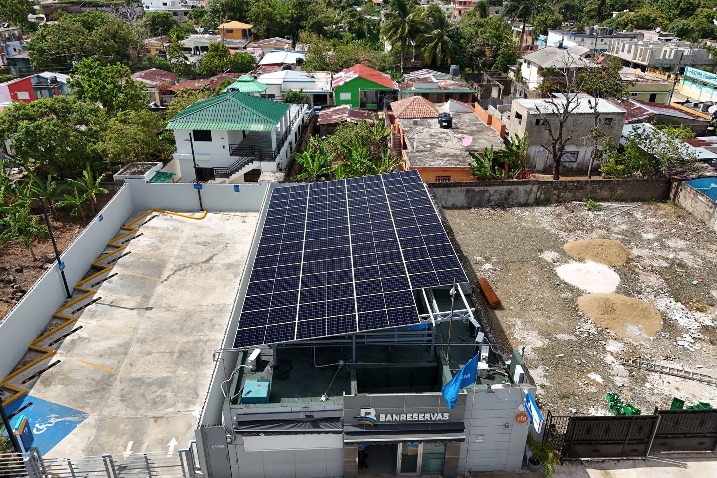 Vista aérea de la estructura solar elevada sobre una sucursal de Banreservas