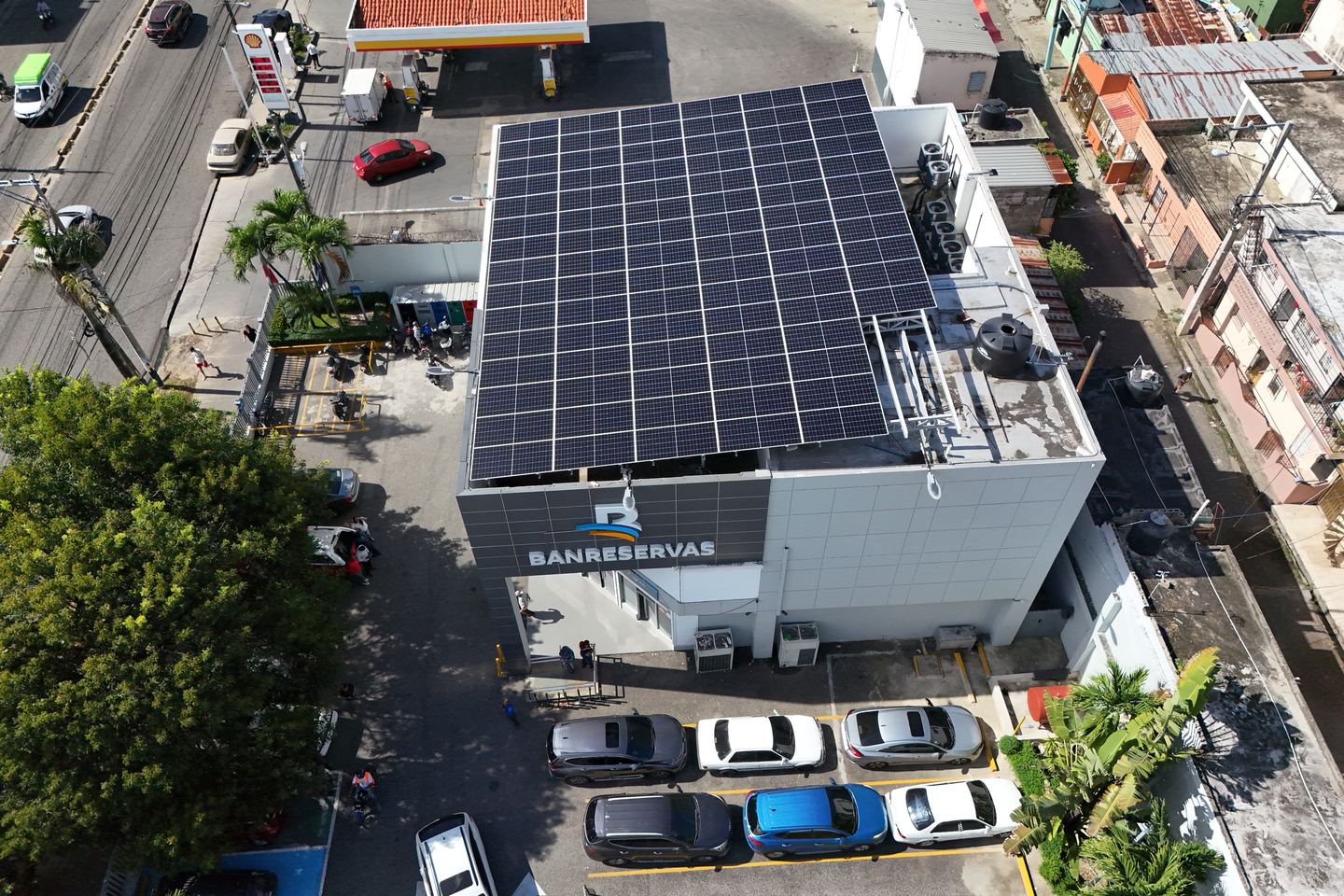 Vista aérea de una sucursal de Banreservas con paneles solares en la azotea