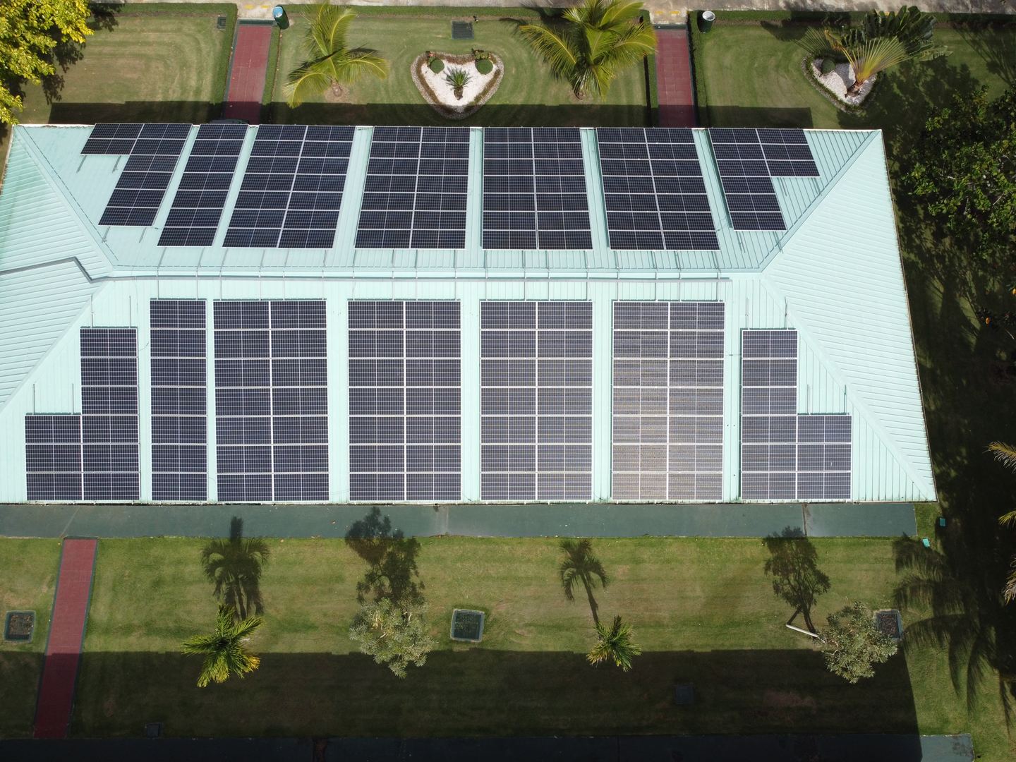 Vista cenital de una cubierta con paneles solares en el complejo de The Rawlings Foundation