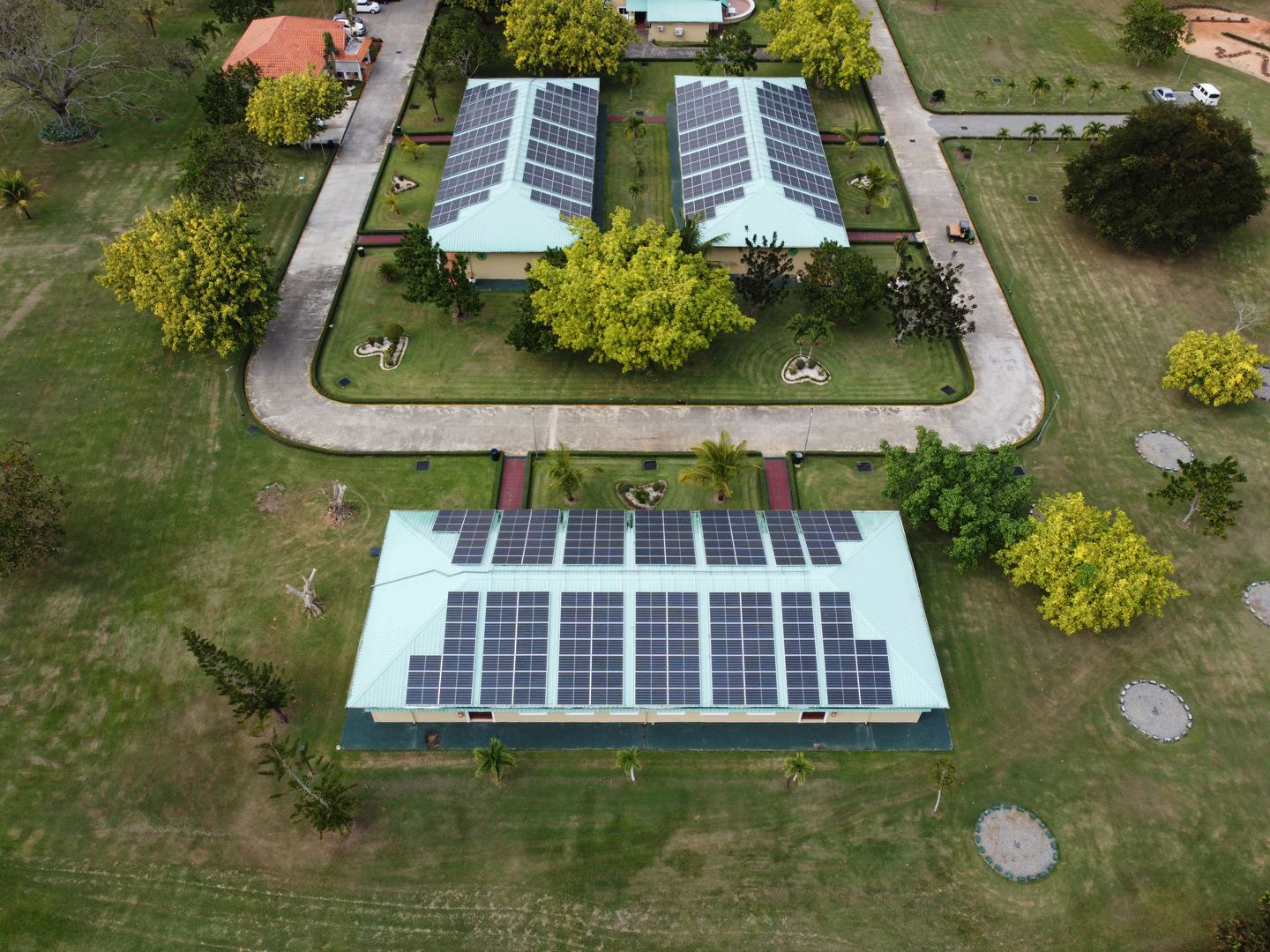 Dos edificios de The Rawlings Foundation con paneles solares en sus cubiertas, vista aérea