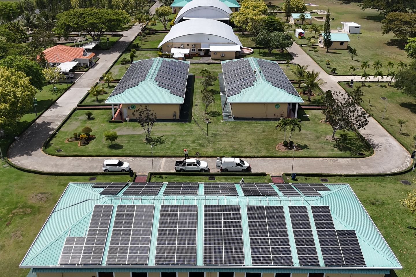 Vista aérea de varios edificios de The Rawlings Foundation con paneles solares rodeados de áreas verdes