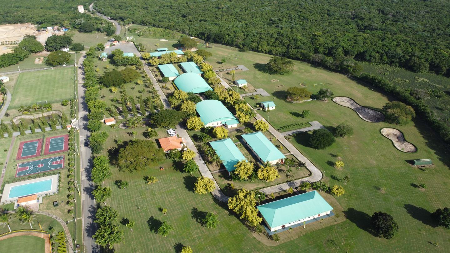 Panorámica aérea del complejo de The Rawlings Foundation con varias cubiertas solares