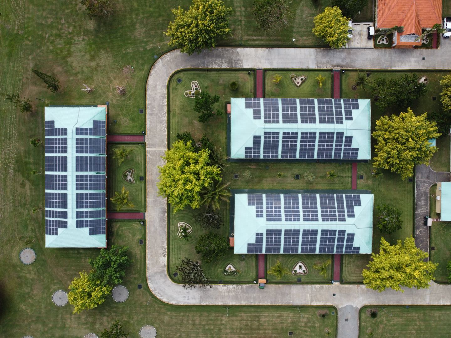 Vista cenital de tres cubiertas con paneles solares en el complejo de The Rawlings Foundation