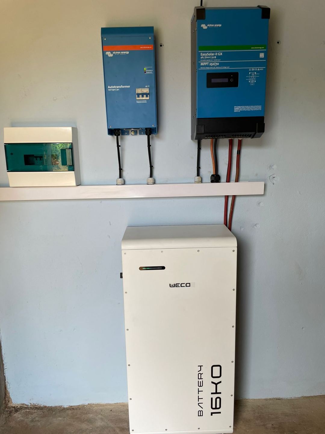 Inversor-cargador Victron Energy con controlador de carga y batería de litio WECO 16K0