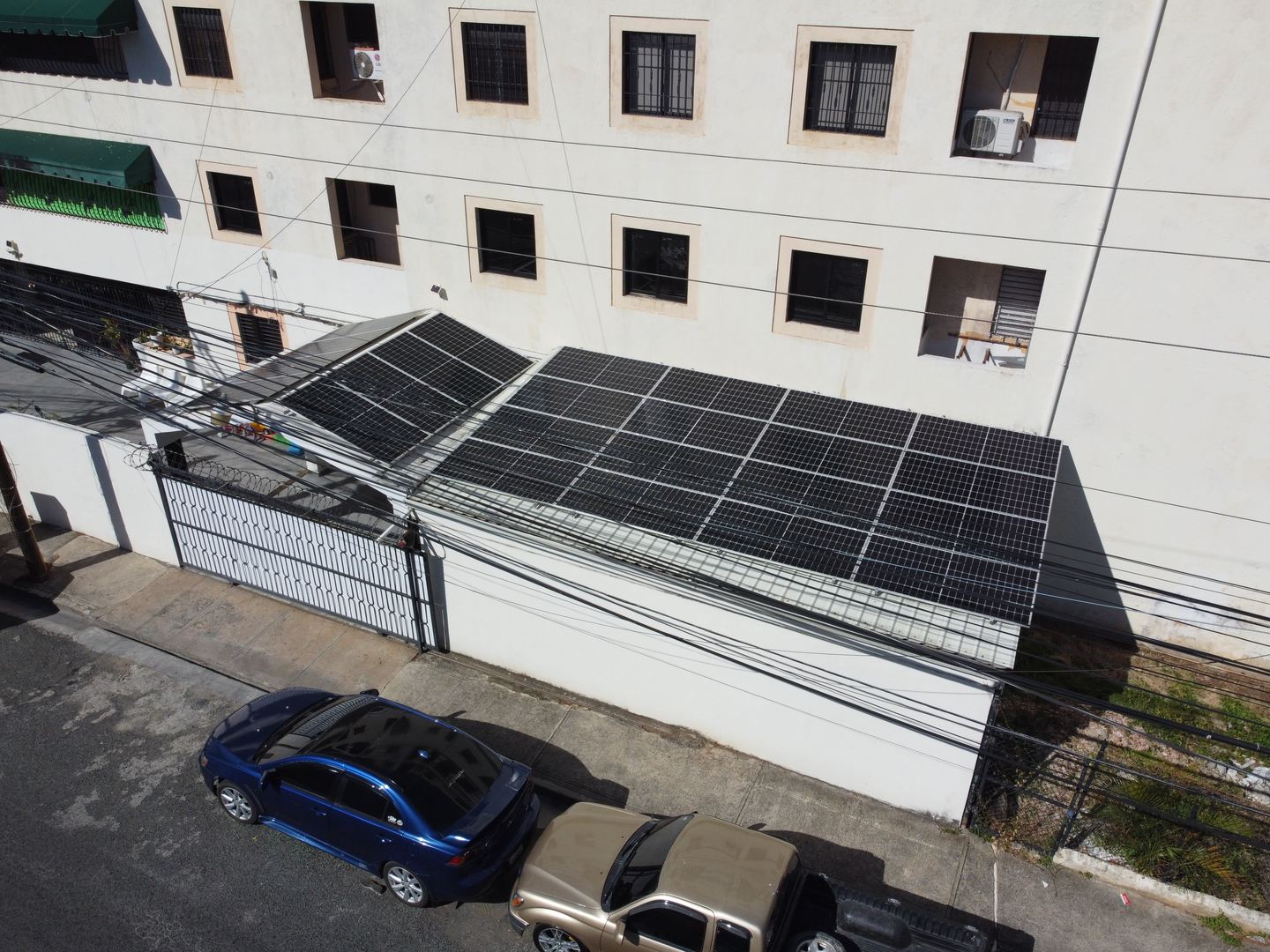 Marquesina solar sobre el acceso de un edificio, vista aérea