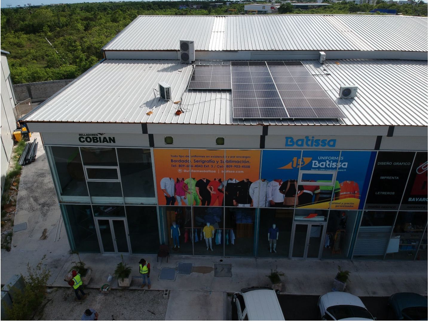 Paneles solares sobre la cubierta metálica de la nave comercial de Batissa