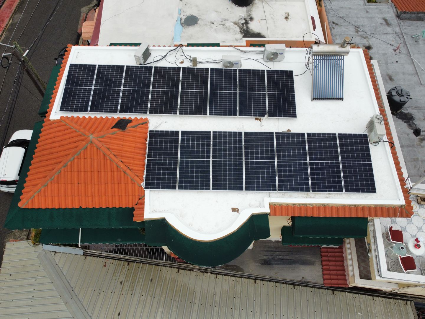 Vista cenital de paneles solares sobre las azoteas de una residencia