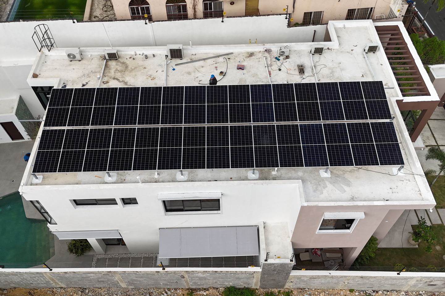 Vista aérea de una residencia moderna con paneles solares en la azotea