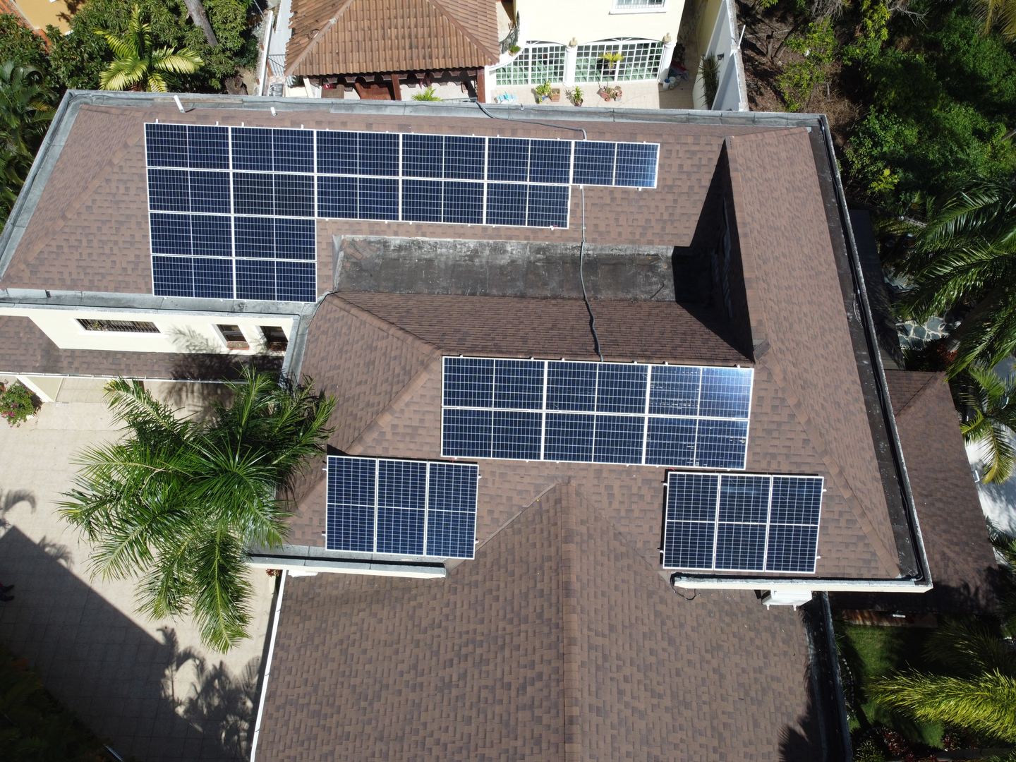 Vista cenital de una residencia con paneles solares distribuidos en su techo