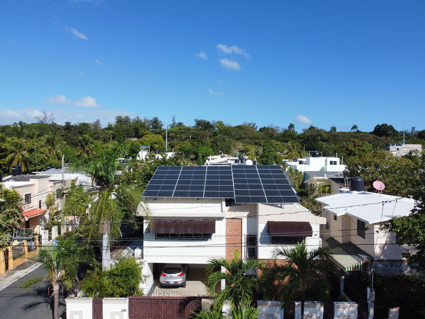 Vista aérea de una residencia con paneles solares en el techo