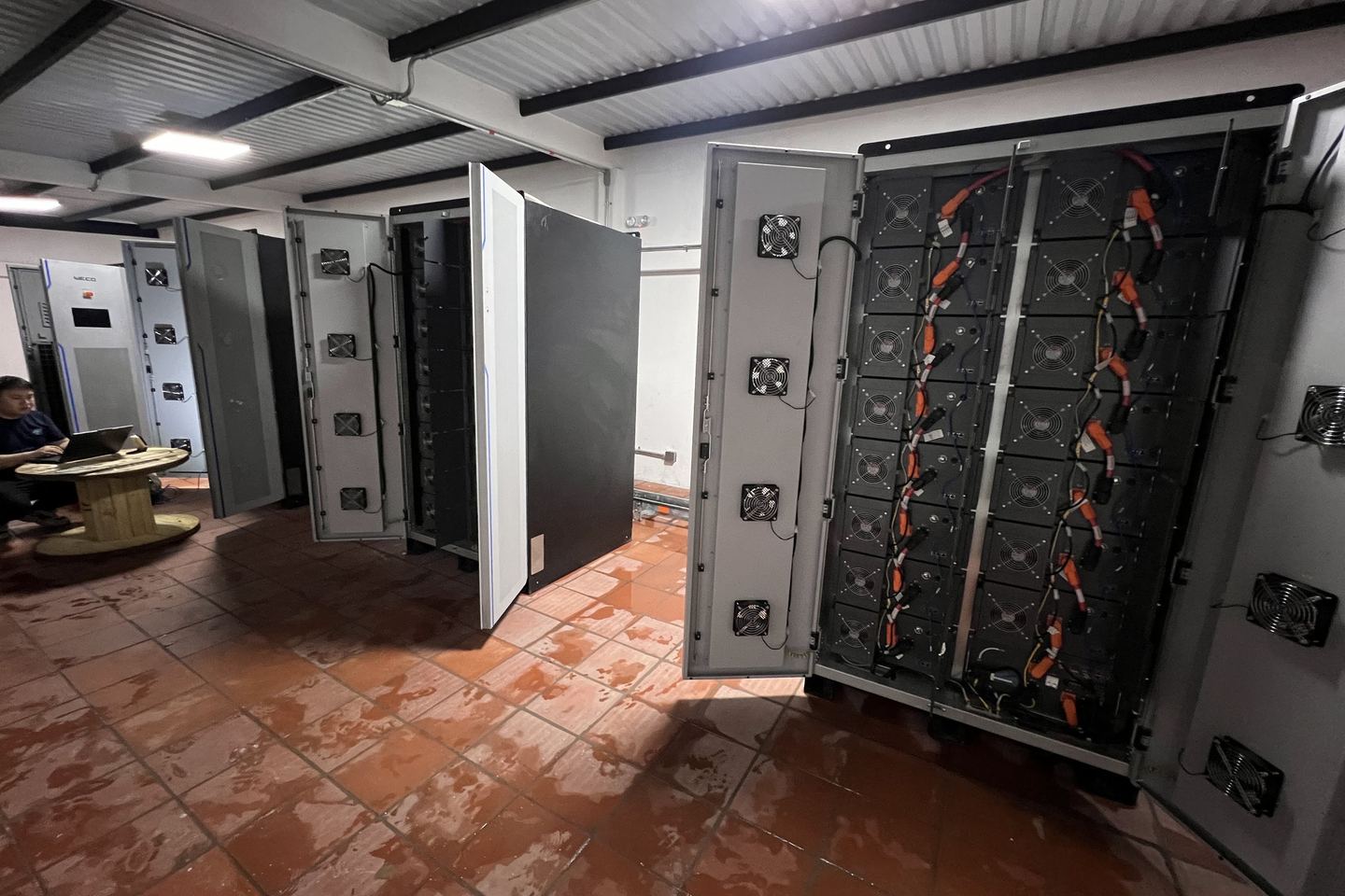 Sala de baterías de litio WECO en una instalación de respaldo ejecutada por SUSEINCA
