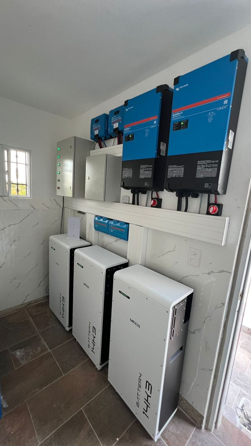 Inversores Victron Energy con baterías de litio WECO en una sala técnica