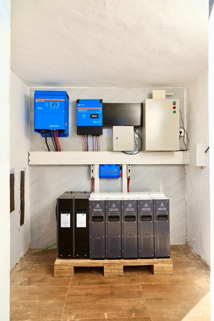 Inversores Victron Energy y rack de baterías en una sala técnica
