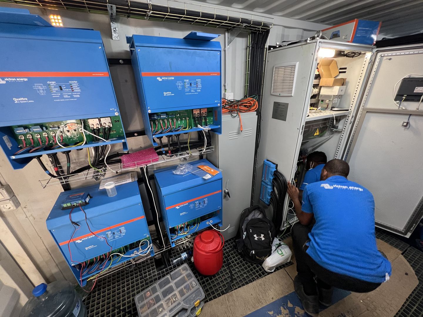 Técnico revisando el cuadro eléctrico de una instalación con inversores Victron Energy