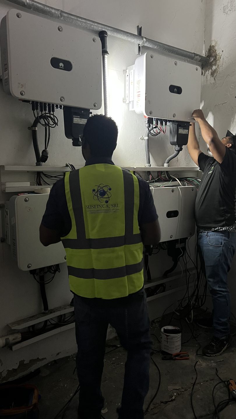 Técnicos instalando los inversores solares en una estación Texaco